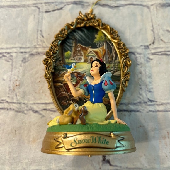HALLMARK (1998) WALT DISNEY SNOWWHITE ORNAMENT - Picture 1 of 8